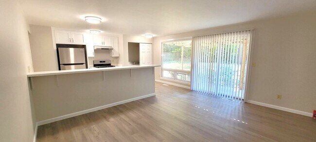 Building Photo - Updated 4 Bedroom Rambler – Spacious, Styl...