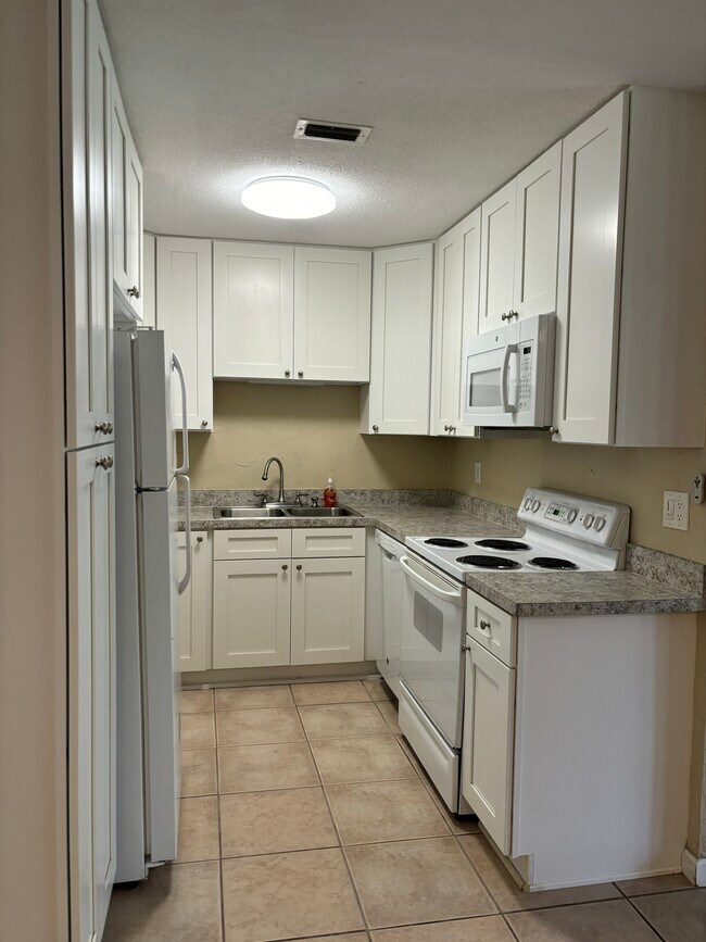 Foto del edificio - 3800 Saxon Dr