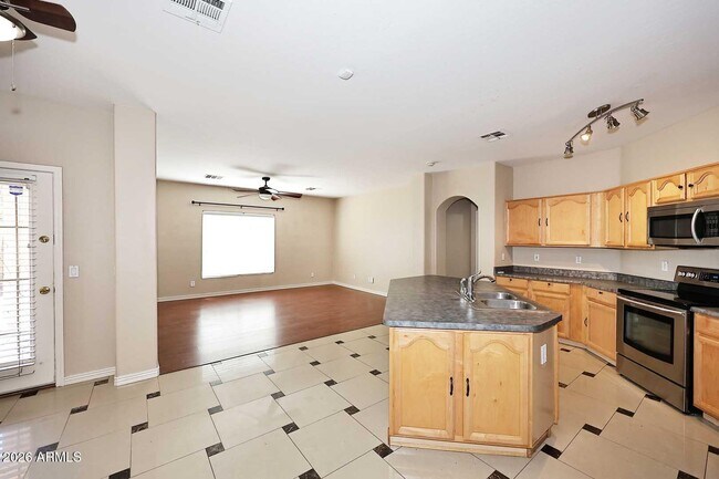 Foto del edificio - 14833 W Charter Oak Rd