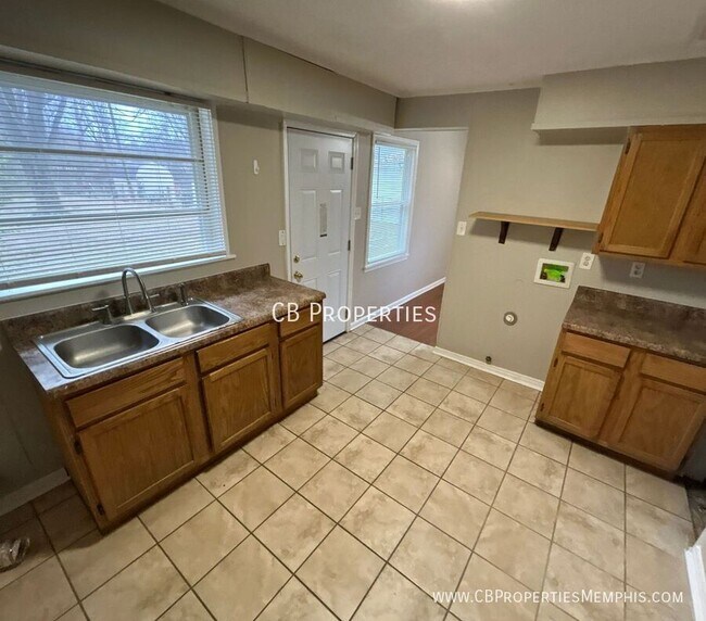 Building Photo - 887 Par Ave