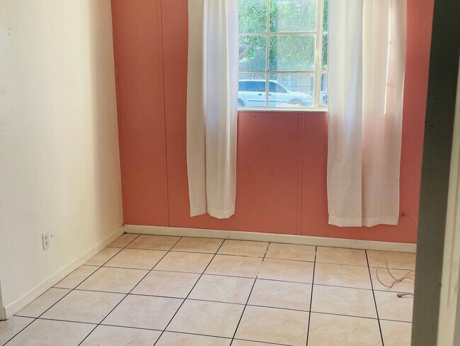 Building Photo - 3 Bedroom Single Family Home in Phoenix