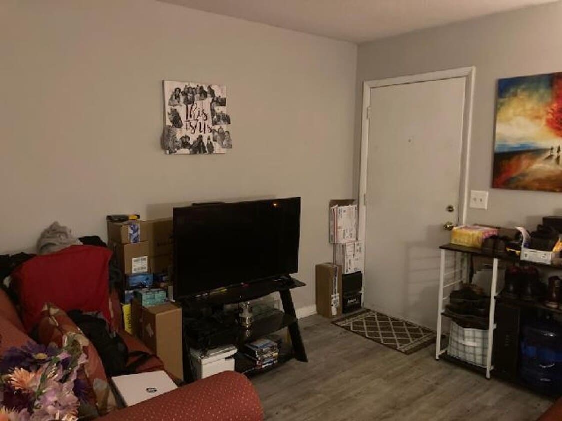 Foto principal - 1 Bedroom, 1 Bath Apartment at Seahawk Squ...
