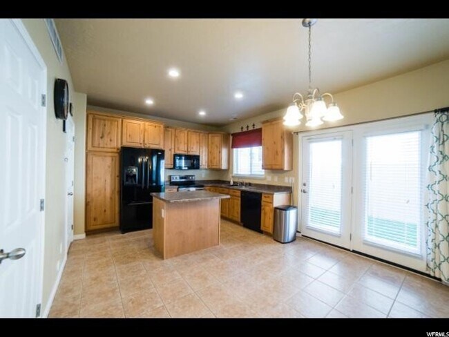 Building Photo - 3 Bd 2.5 Bath Condo 2 Car Garage