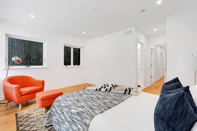 Building Photo - 287 York St