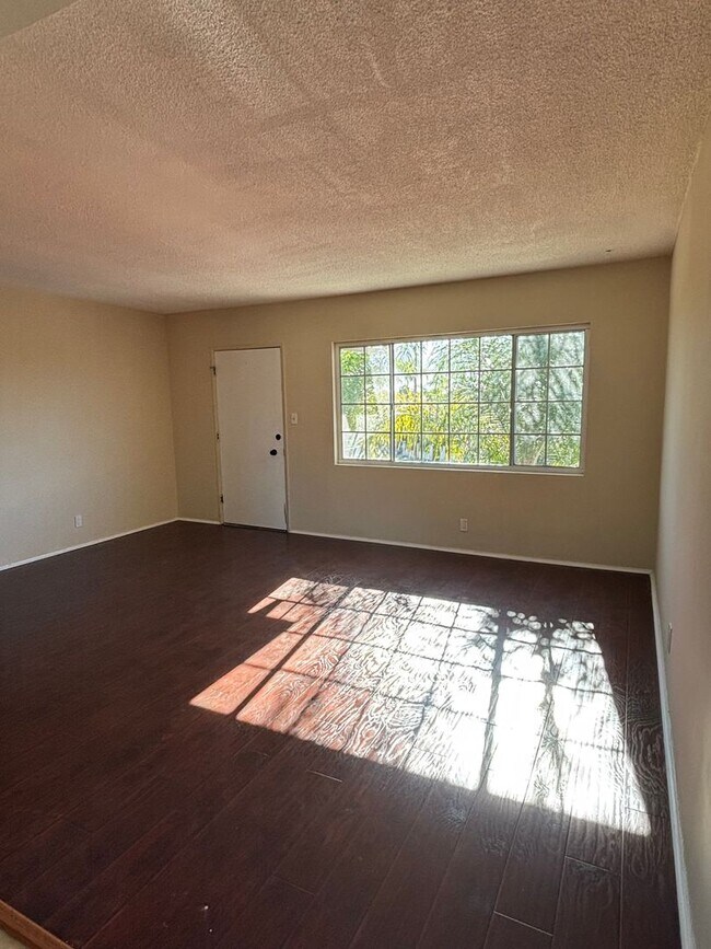 Building Photo - 2 bedroom 1 bath available now in East LA!