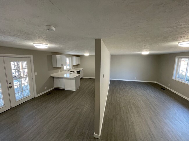 Building Photo - 4 Bed/1.5 Home Bath in Ogden