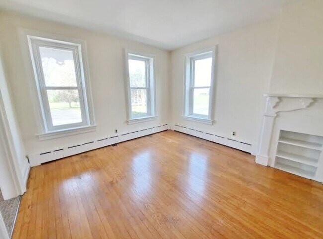 Foto del edificio - 3 Bed / 1-1/2 Bath Single Family w/2 Car G...
