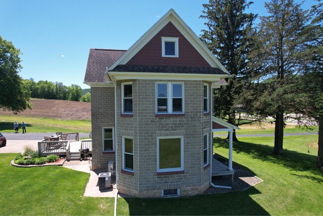 Building Photo - 380 N Main St