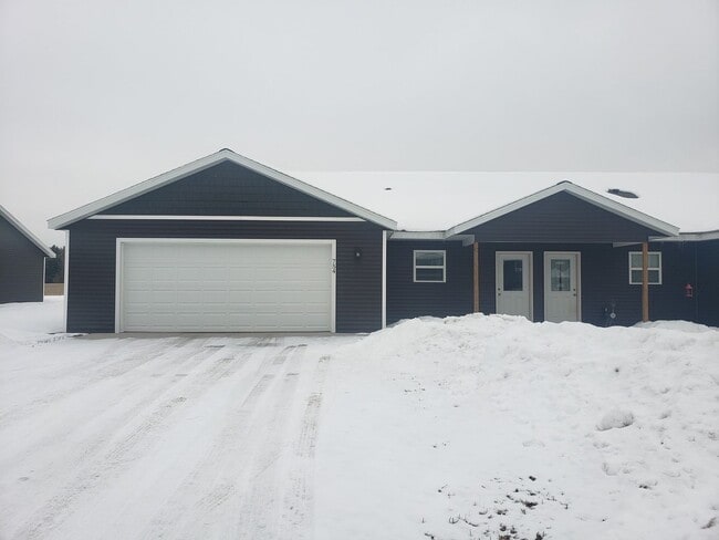 Building Photo - 2 Bedroom Duplex