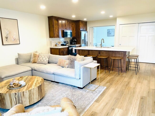 Building Photo - Charming Park Avenue Condo in Old Town!