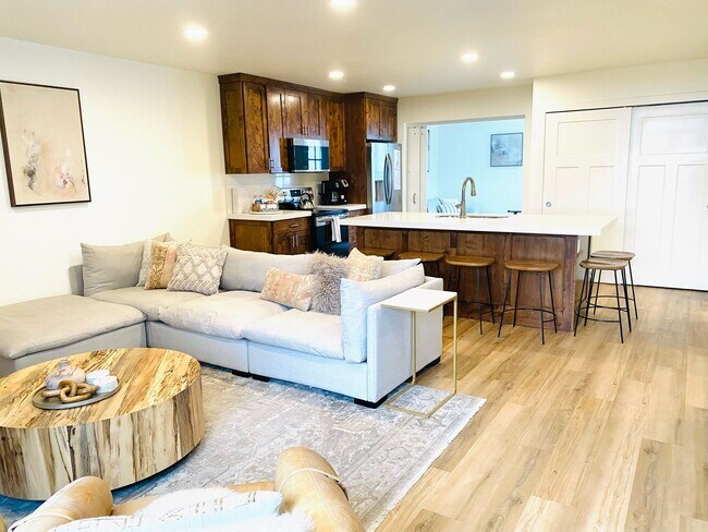 Foto del edificio - Charming Park Avenue Condo in Old Town!