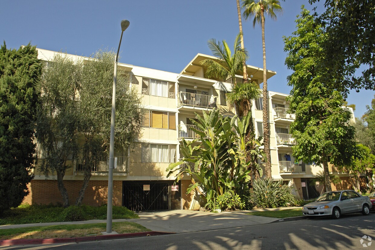 Primary Photo - 7521 Hampton Ave
