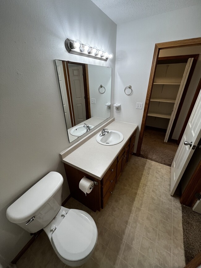 Foto del edificio - 701 West Fargo Townhomes