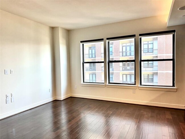 Building Photo - 2303 Mid Ln