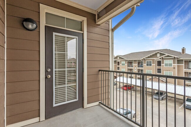 Patios y balcones privados en Riverside at Rockwater en North Little Rock, AR - Riverside at Rockwater