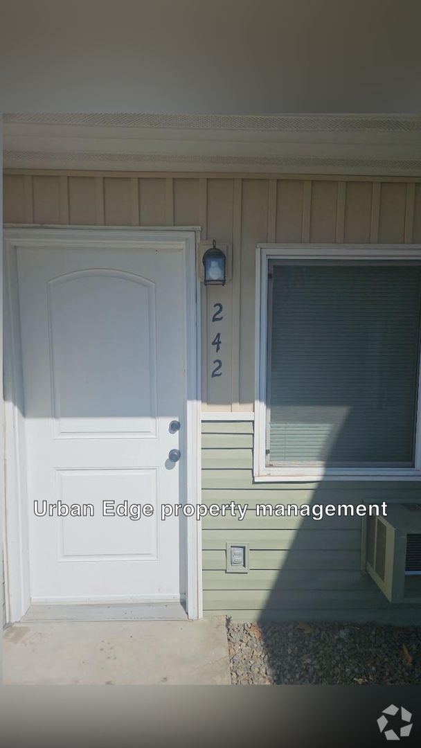 Building Photo - 949 Maple St