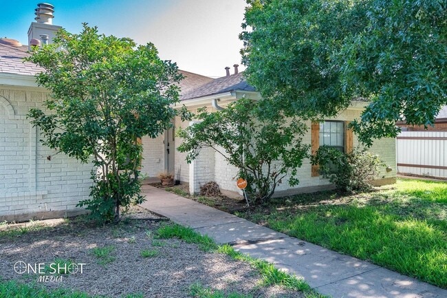 Foto del edificio - 3216 Chimney Rock Rd