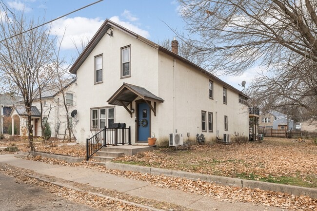 Building Photo - 810 4th St S