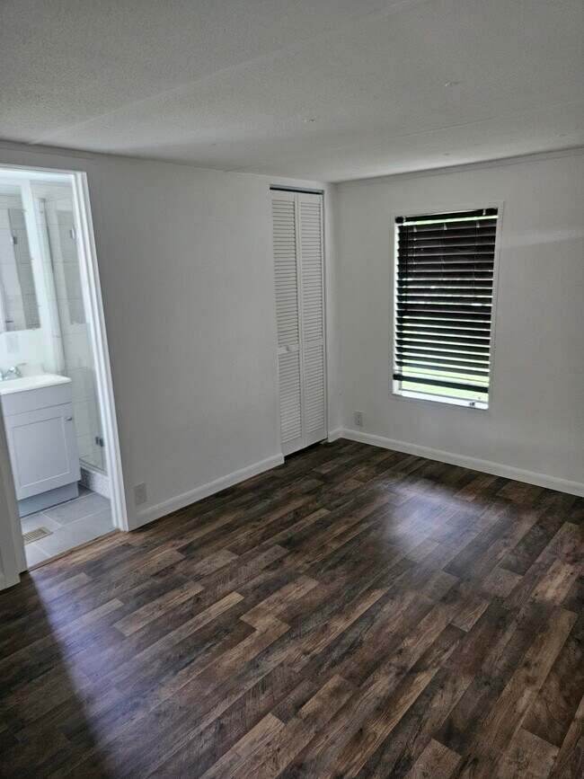 Dormitorio recién renovado - 4221 Norcrest Ln