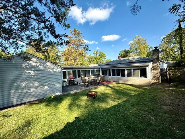 Building Photo - 3 BEDROOM NEAR CAMPUS AVAIL AUGUST 2026 @ $3,000 Monthly