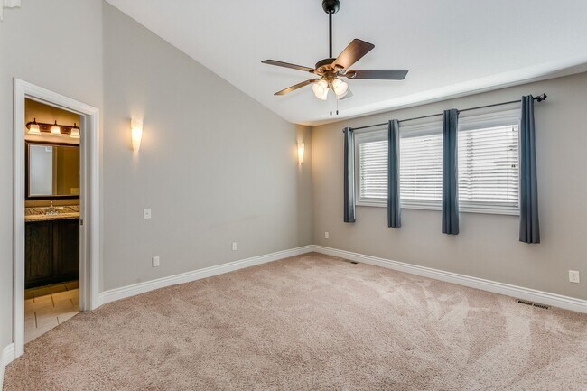 Foto del edificio - Need lots of storage?  CHECK OUT THIS 2 BE...