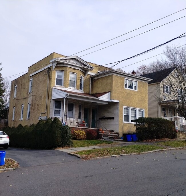 Building Photo - 829 N River St