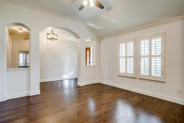 Foto del edificio - 704 Red Oak Ct