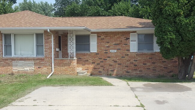Building Photo - 2112 Melrose Ct