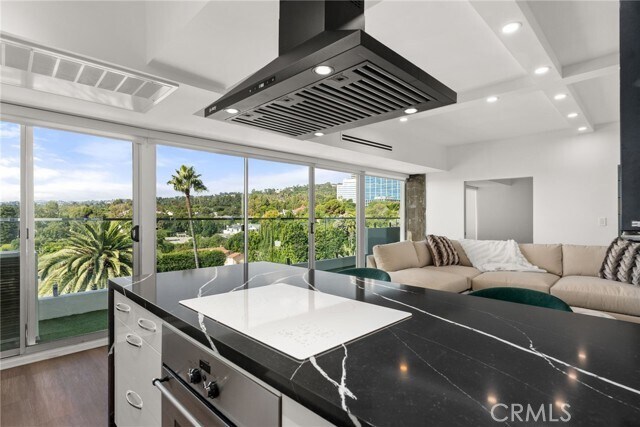 Building Photo - 838 N Doheny Dr