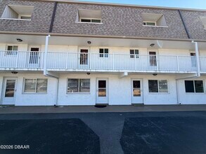 Building Photo - 60 Vining Ct