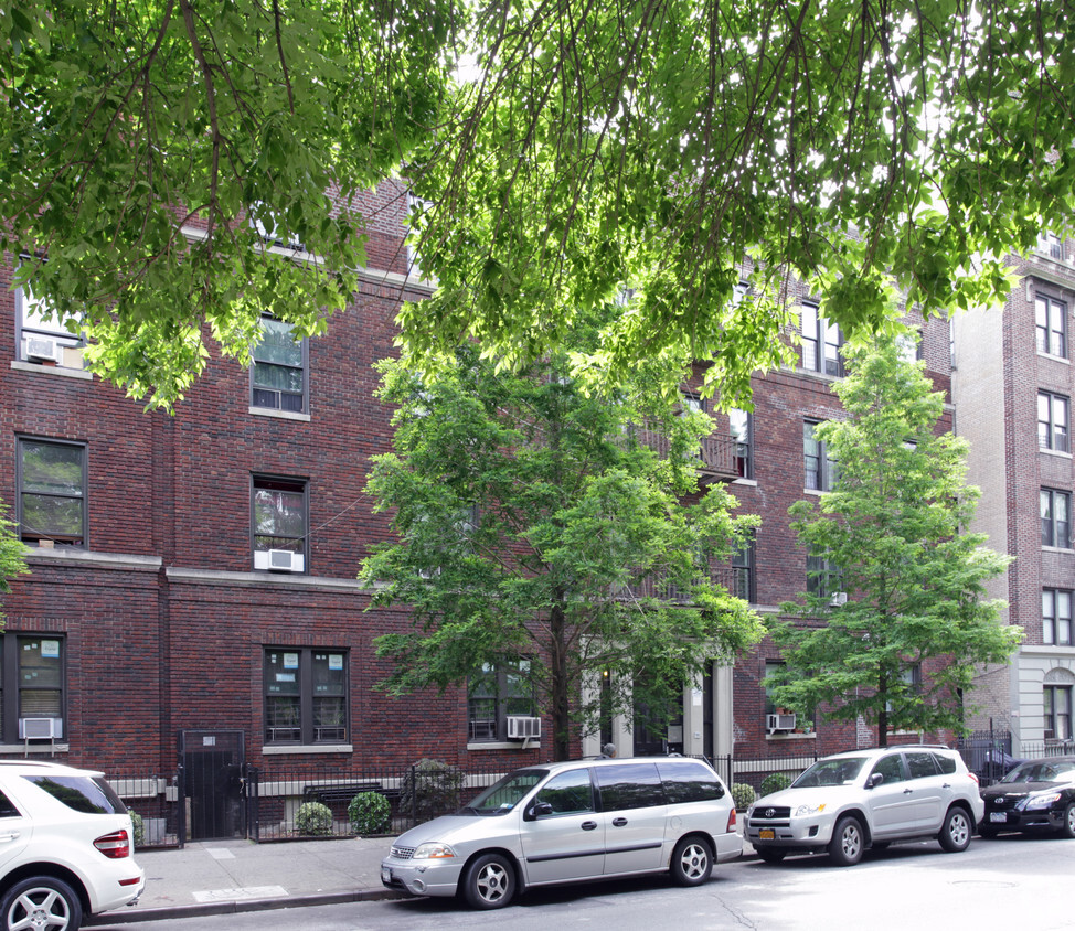 Primary Photo - Lake Court