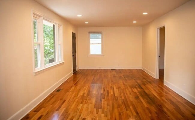 Building Photo - 1420 S Kilbourne Rd