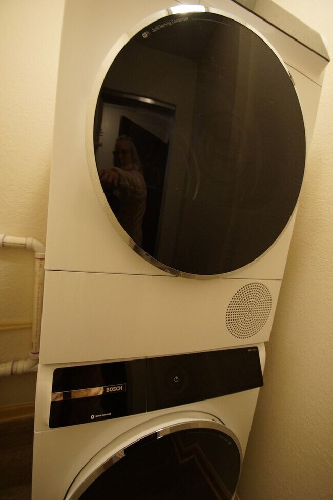 Foto del edificio - Modern First-Floor One Bedroom with In-Unit Laundry