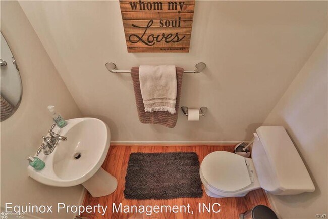 Building Photo - 4 br, 3.5 bath House - 1605 Oakridge Lane