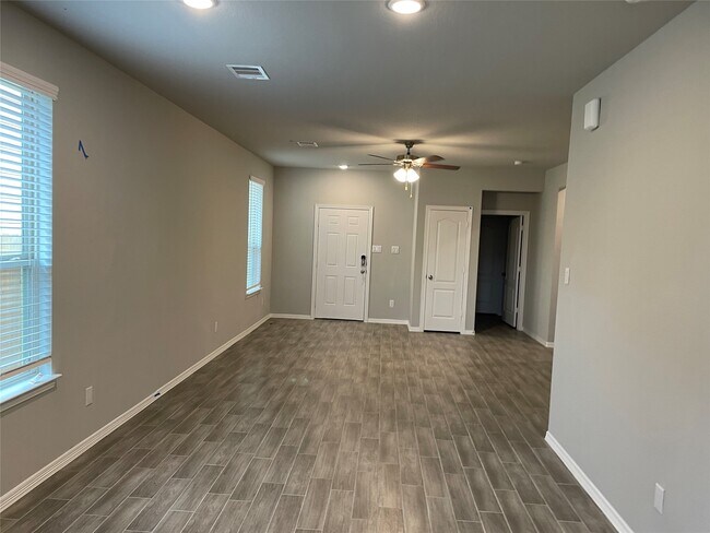 Foto del edificio - 24611 Misty Maple Rd