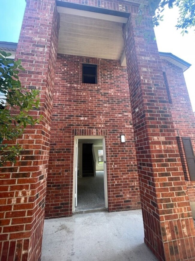 Building Photo - MOVE IN READY - Lovely & Spacious 3 bedroo...