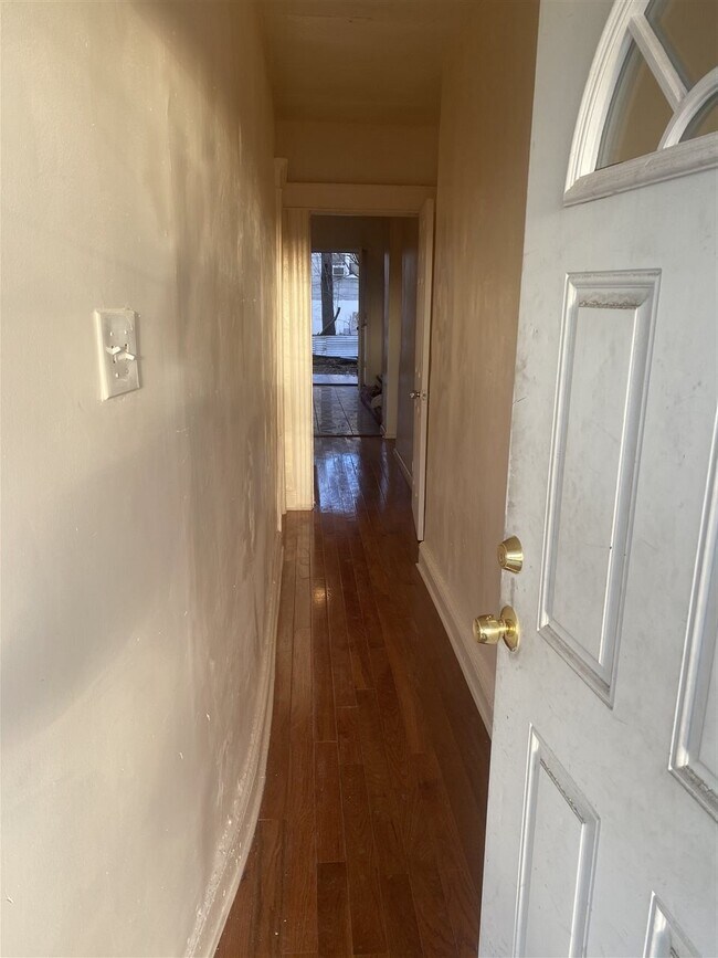 Building Photo - 52 Gates Ave