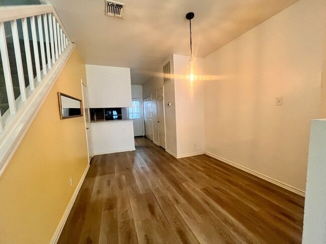 Foto del edificio - 2 Bedroom/2.5 Bath Townhome! Close to Majo...