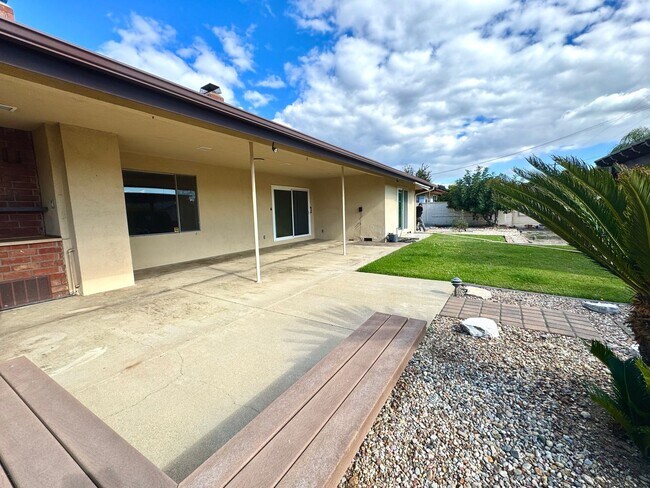 Building Photo - Light, Bright & Lovingly Maintained Claremont Home for Lease