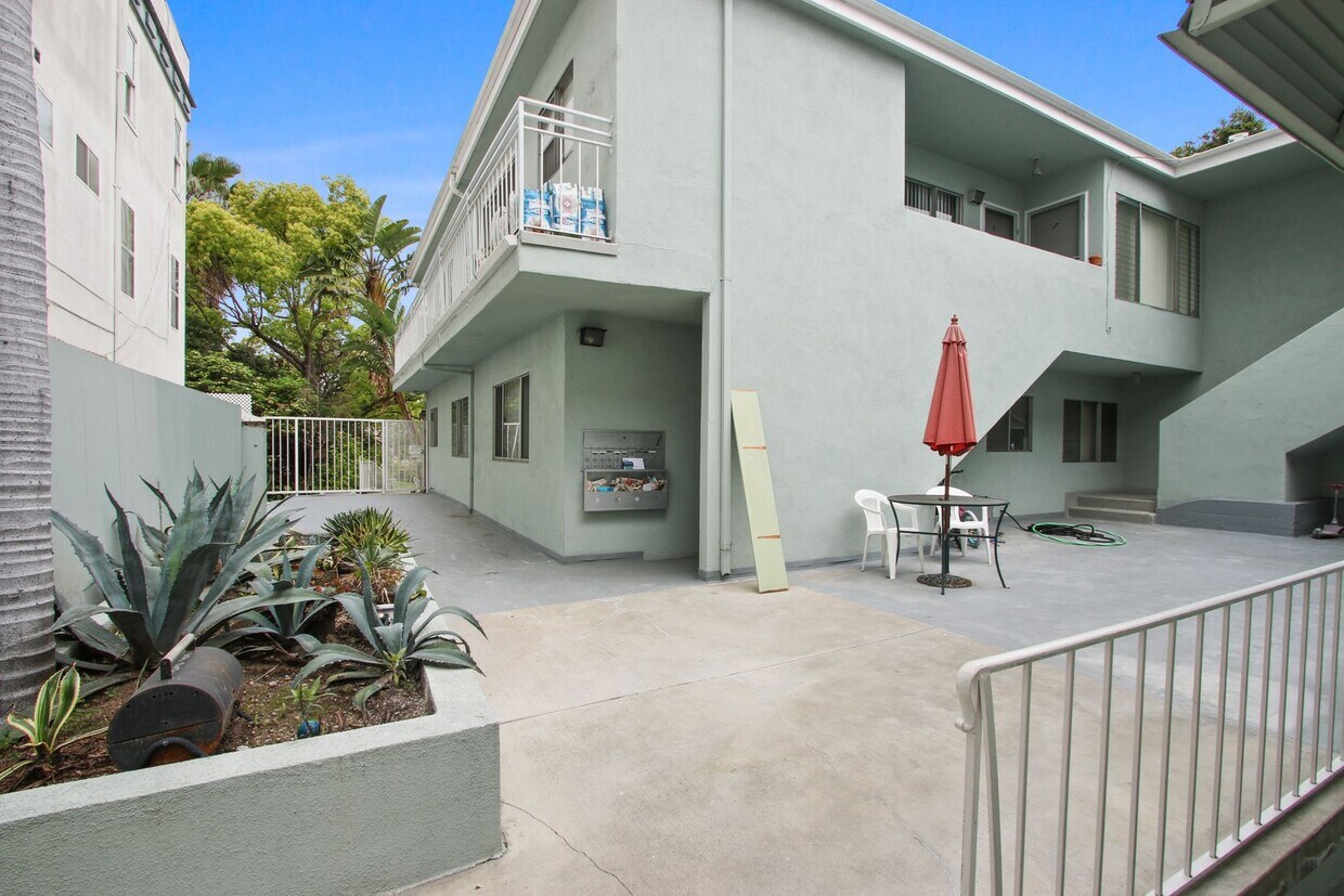 Foto del edificio - 744 S.Windsor Blvd. - just south of Wilshire Blvd.