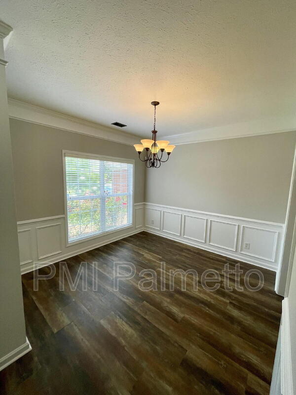 Foto del edificio - 125 Wild Spring Rd