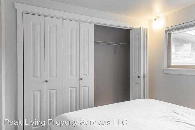 Building Photo - 3901 NE 45th St