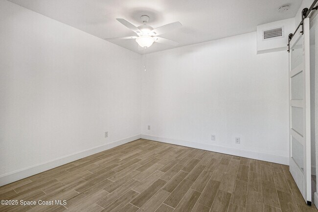 Foto del edificio - 2364 Pineapple Ave
