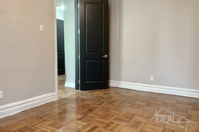 Foto del edificio - Grand Spacious 1 Bed in Prime Crown Heights