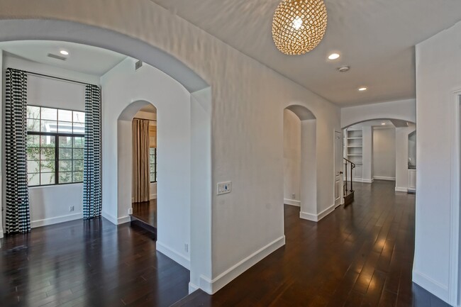 Foto del edificio - BEAUTIFULLY REMODELED 4BR3BA HOME JUST BLO...