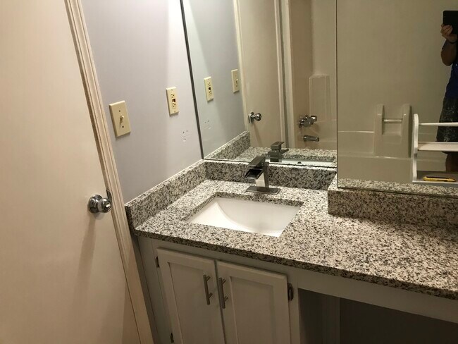 Foto del edificio - 1804 Pine Tree Dr