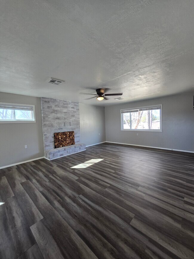 Foto del edificio - 13220 Red Mountain Rd