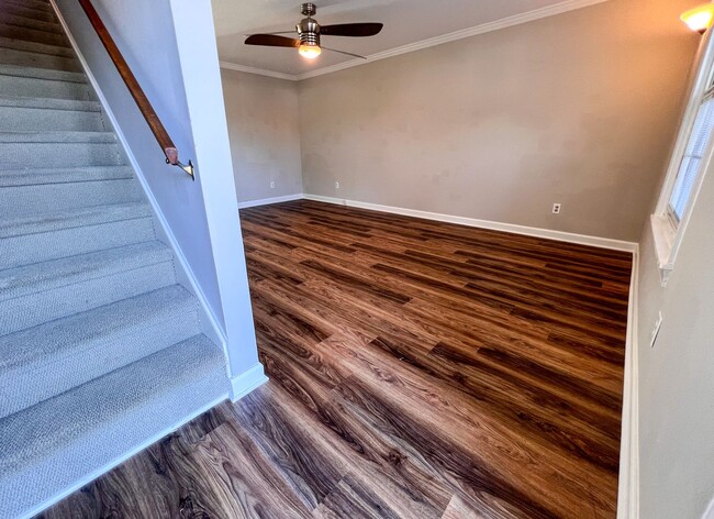Building Photo - Charming Brick Townhome in Clemmons/Winston Salem w/ Community Pool!
