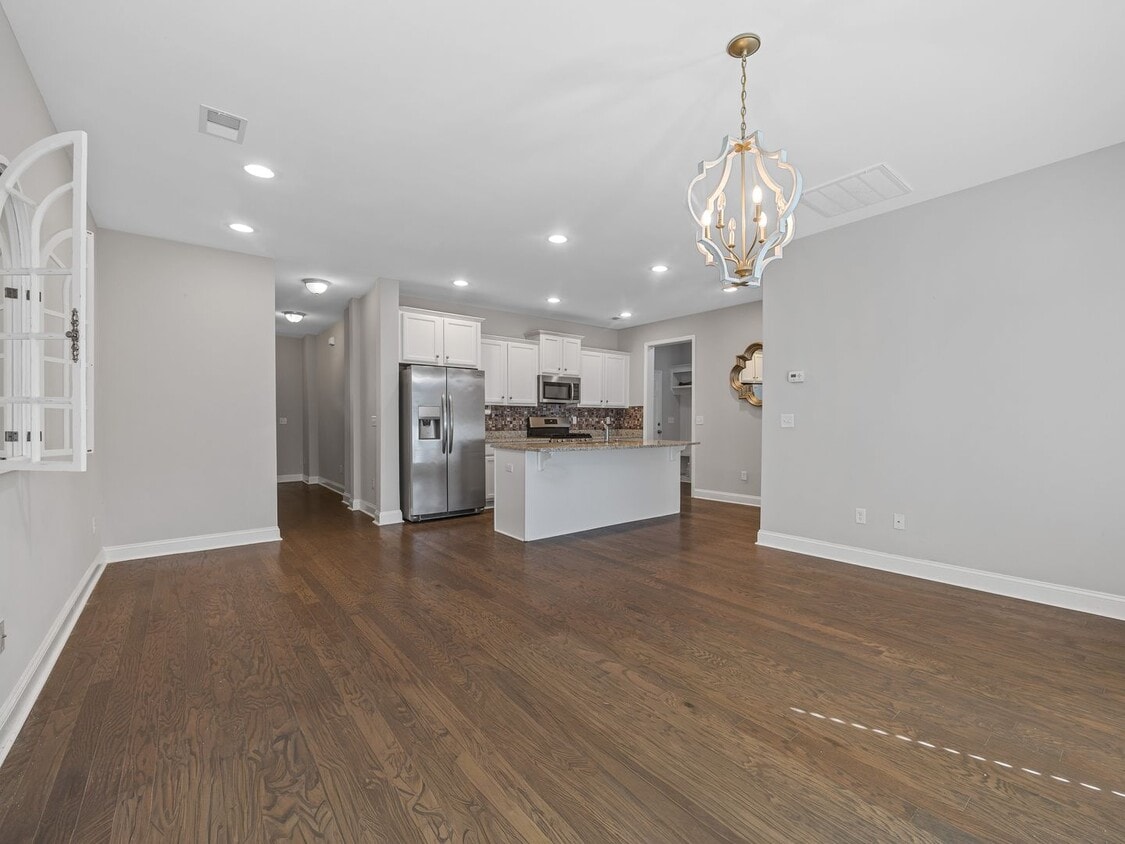 Spacious 4BR Townhouse with 2-Car Garage Near Downtown Greer, NO APPLICATION FEE if APPROVED - Spacious 4BR Townhouse with 2-Car Garage N...