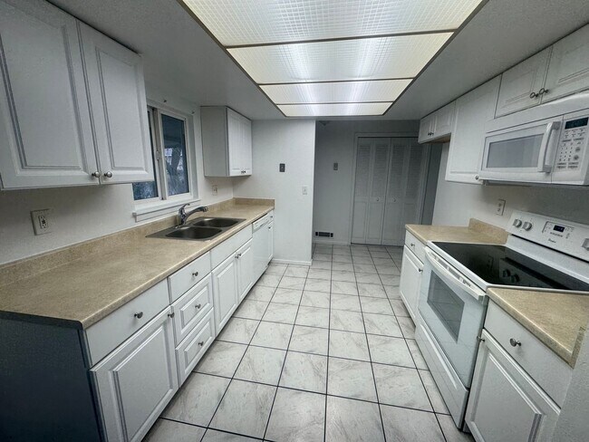 Building Photo - Main Level Living in West Jordan!